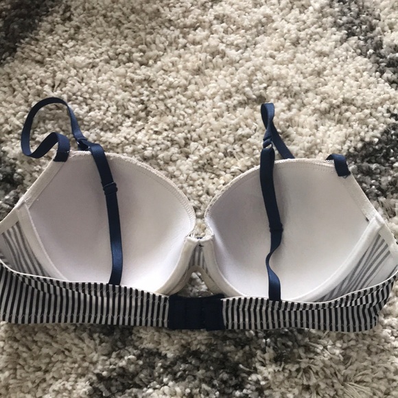 White bra with navy blue stripe and ribbon detail. - Picture 2 of 3